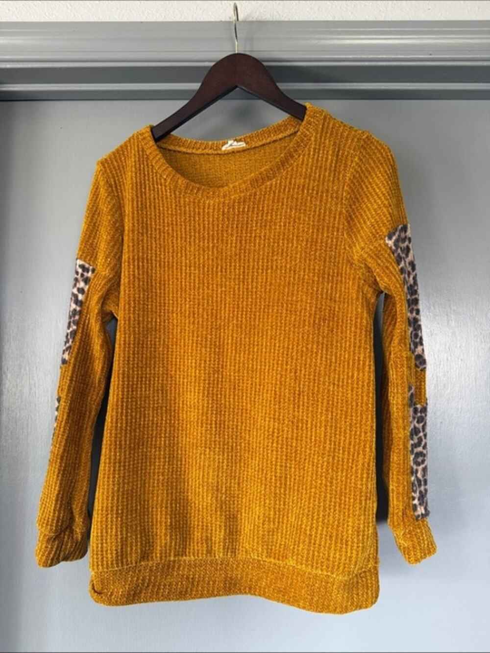 Lovely Melody Gold Chenille Long Sleeve Pullover Sweater sz M Cheetah Accent